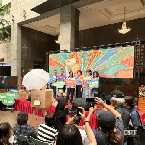 大稻埕夏日節記者會現場拍貼機與台北市副市長合影